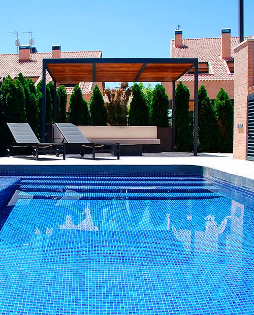 diseñador jardines con piscina